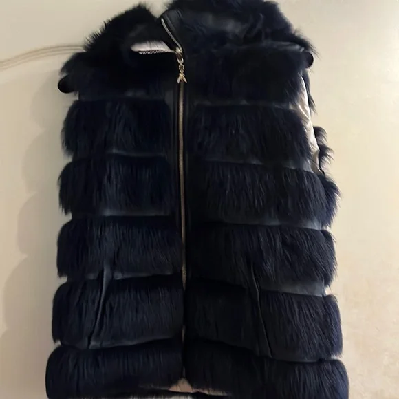 Stunning furry hooded vest - Picture 2 of 11